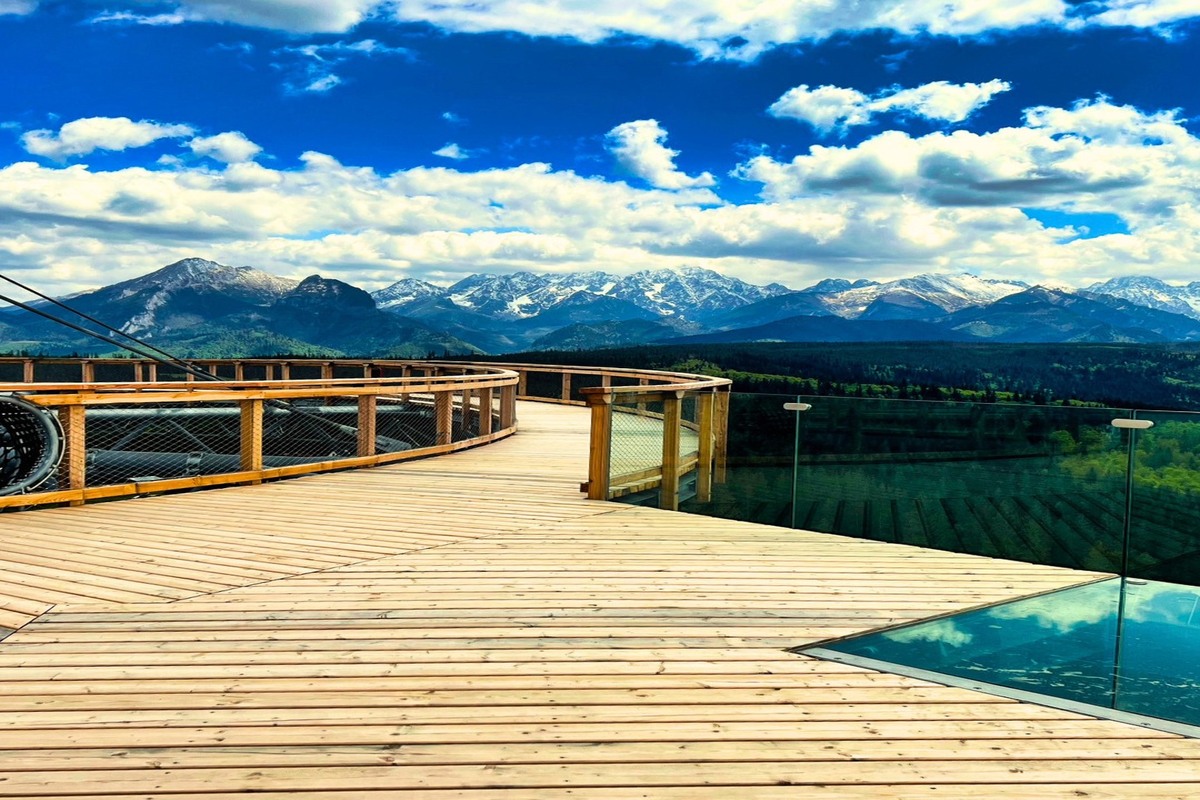 Sky Walk szklany drewniana ścieżka