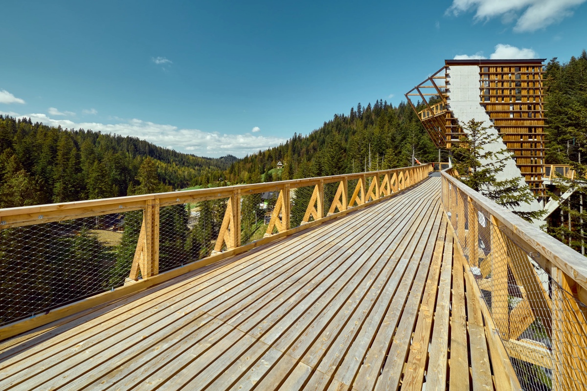 Brama w Gorce drewniana ścieżka