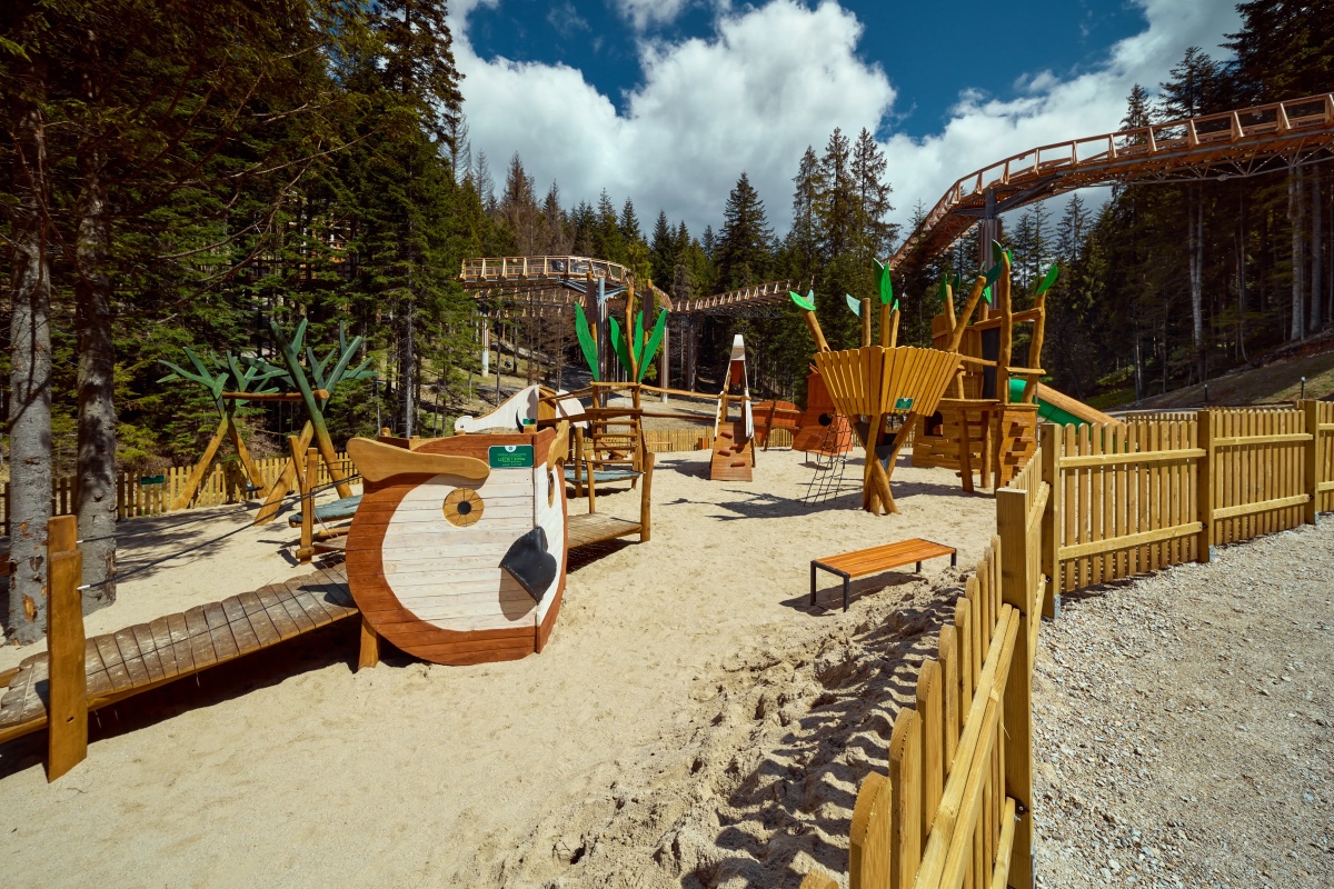 Brama w Gorce drewniana pawilon edukacyjny