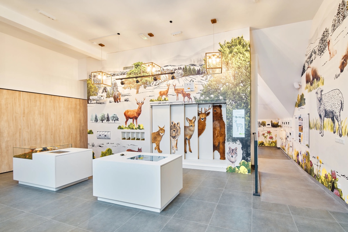 Brama w Gorce drewniana pawilon edukacyjny